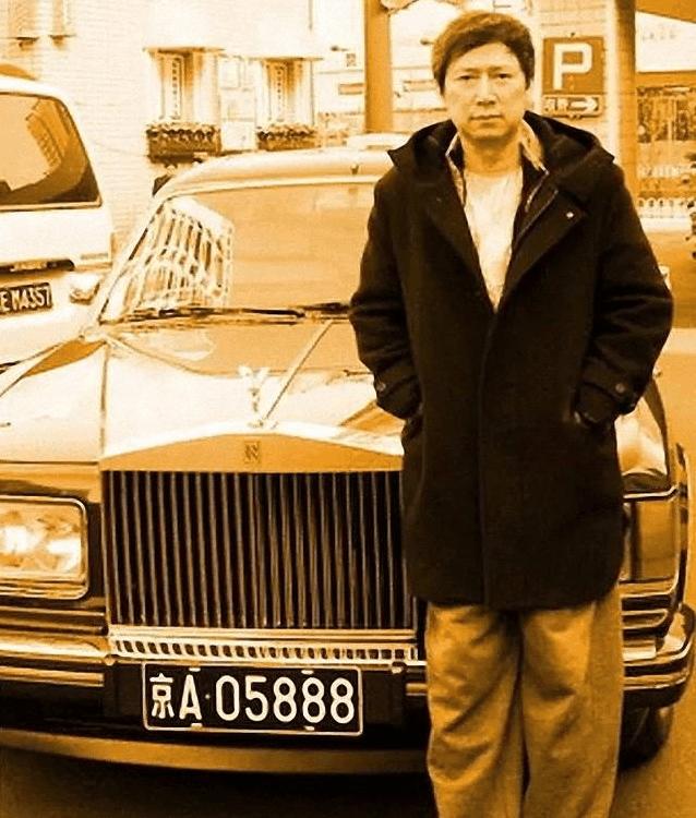 中国首位劳斯莱斯车主，成最大的“软饭王”。