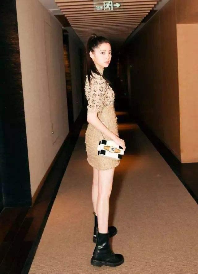 欧阳娜娜为赶时髦，把裤脚塞袜子里，结果却尴尬满屏