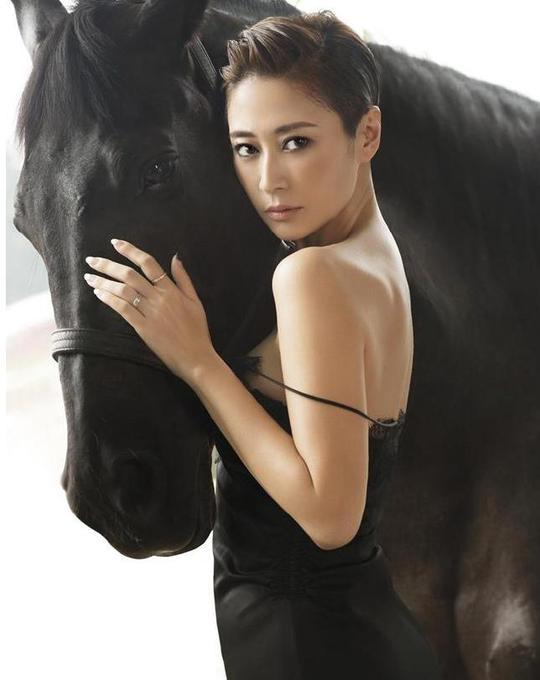 《极致追击》9.30全球上映，梁静与马共舞写真大片