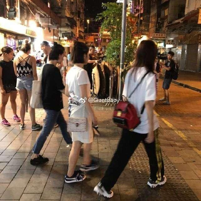 吴昕现身香港录节目, 网友感叹: 真人超级美