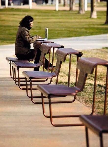 你见过这么奇葩的街头休闲座椅吗？