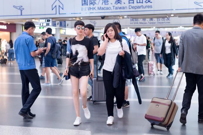 39岁海清现机场，一条破烂短裤惹争议，网友：还敢再短点吗？