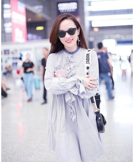 一家三口现机场，霍思燕竟穿成这样，嗯哼杜江的镜头全被她抢光了