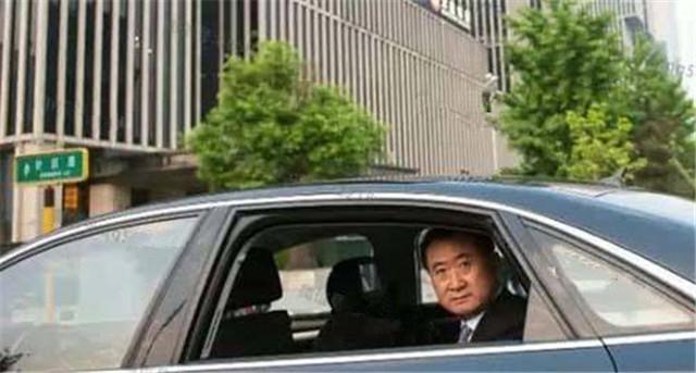 同样是身价千亿，王健林和马云的豪车相差无几，但穿着相差甚远！