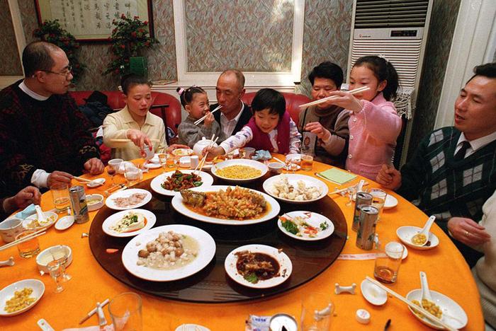 外国人感叹：中国人太喜欢吃了，总能找到吃饭的理由