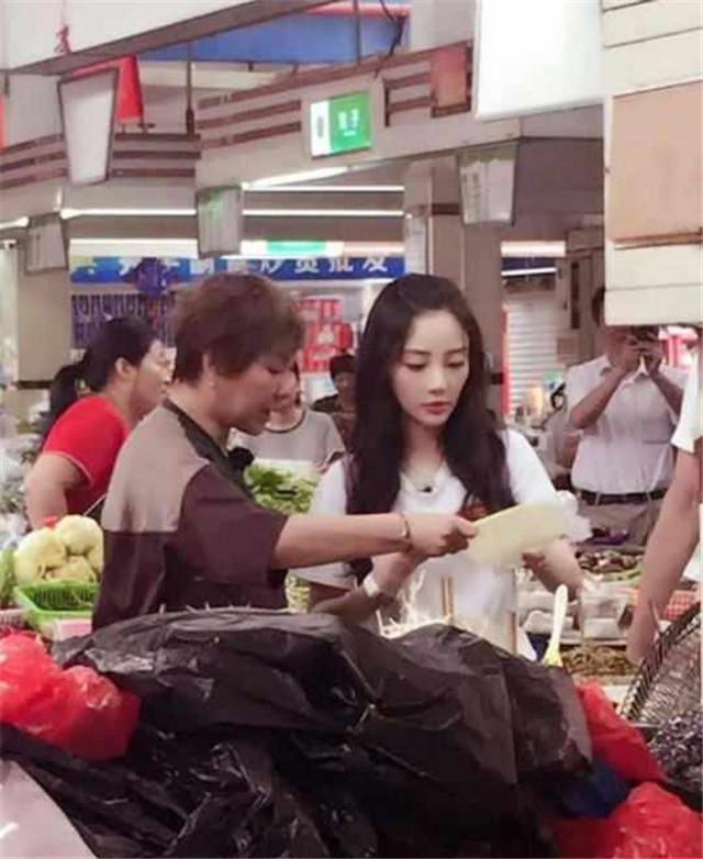 35岁李小璐去买菜被拍到，相比当年坐豪车的她，更美了！