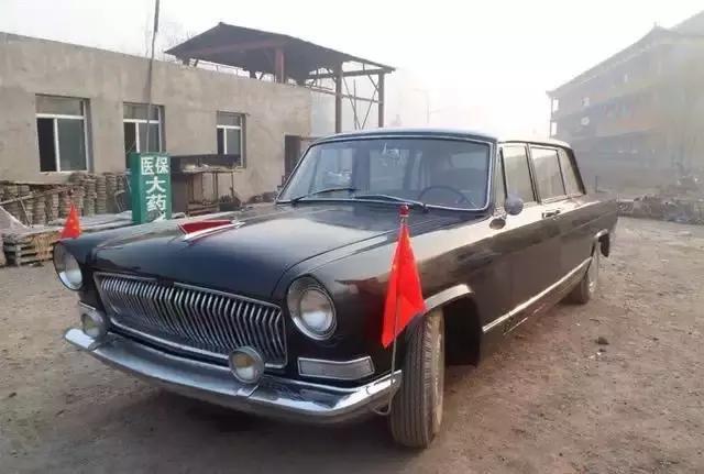 美国街头出现了一辆50年多前的红旗轿车，车头号牌让国人骄傲