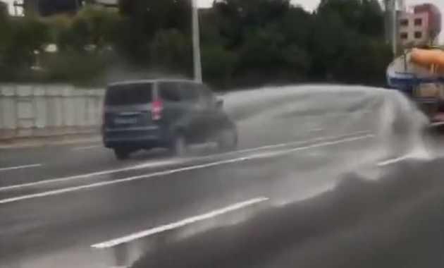 五菱宏光紧跟洒水车，开S型曲线漂移，司机只想占点小便宜！