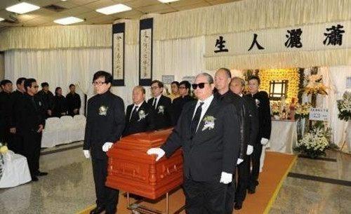 死者出殡一般用八人抬棺,此人却动用八千人,并非因为“太重”