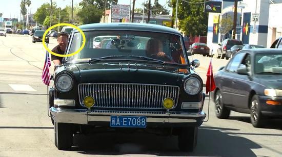 美国街头出现1966年的红旗轿车, 51年了, 看到车牌更是让国人骄傲