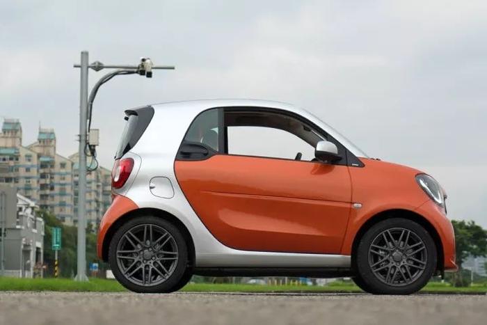 smart fortwo BRABUS Xclusive：做人呢最重要就是开心