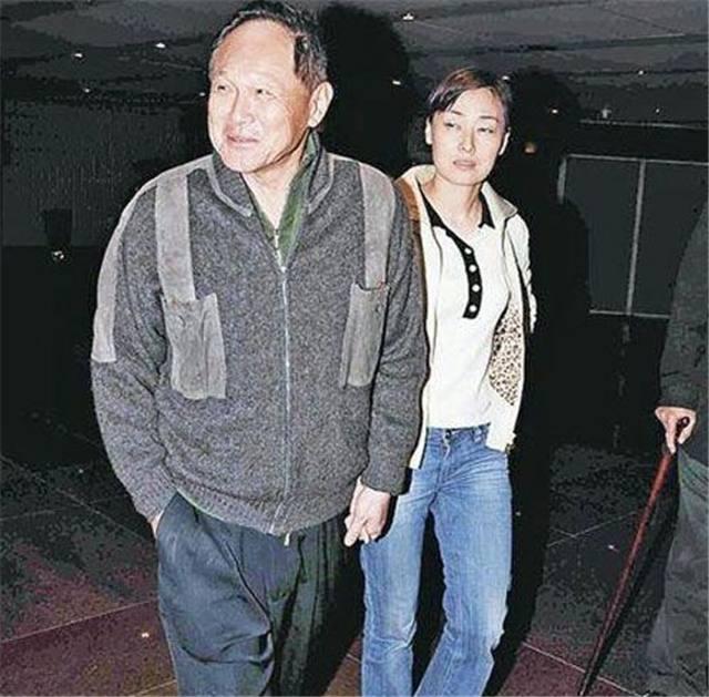 他80岁豪车出行，“私生活混乱”，还花费5亿为同性恋女儿招婿！