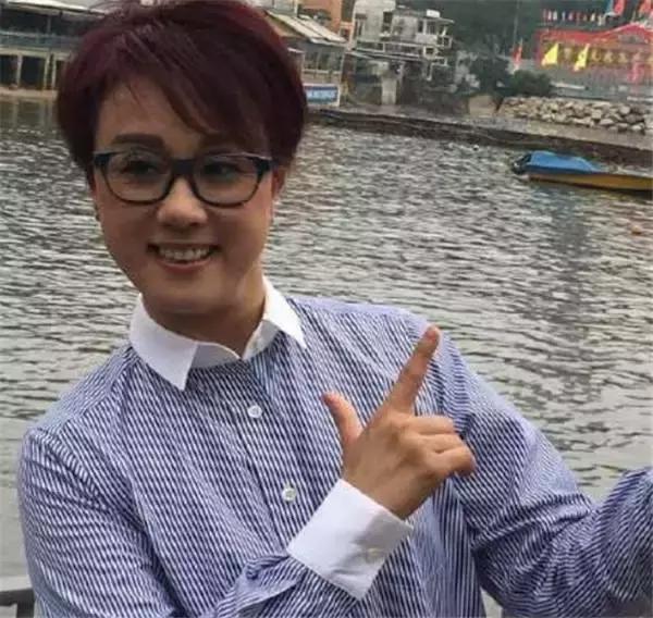 还记得《寻秦记》中同性恋的龙阳君吗？她是香港粤坛第一女小生