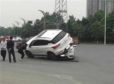 传祺GS8“骑”上宝骏，右侧车门直接被撞扁，网友：不断轴了？