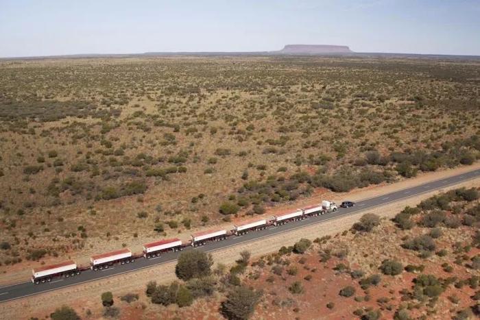 路虎全新发现拖110吨公路列车行驶16公里，这是要抢重卡的饭碗？