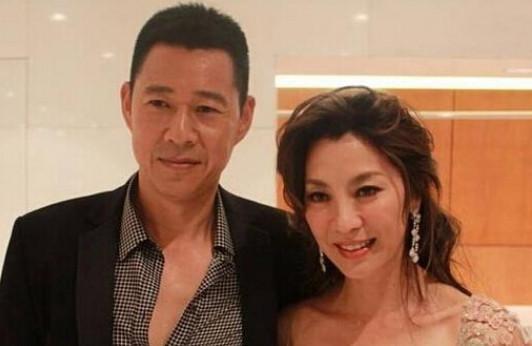 他成名后抛妻弃子，嫌儿子丑拒参其婚礼，今送小娇妻400万超跑！