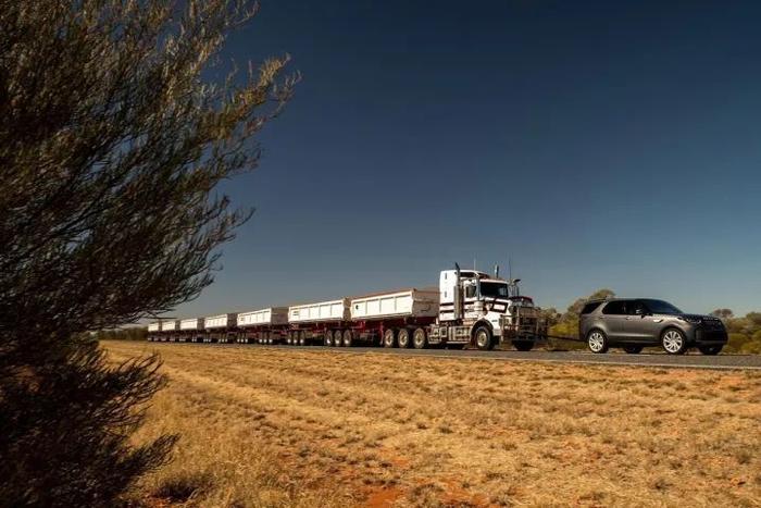 路虎全新发现拖110吨公路列车行驶16公里，这是要抢重卡的饭碗？