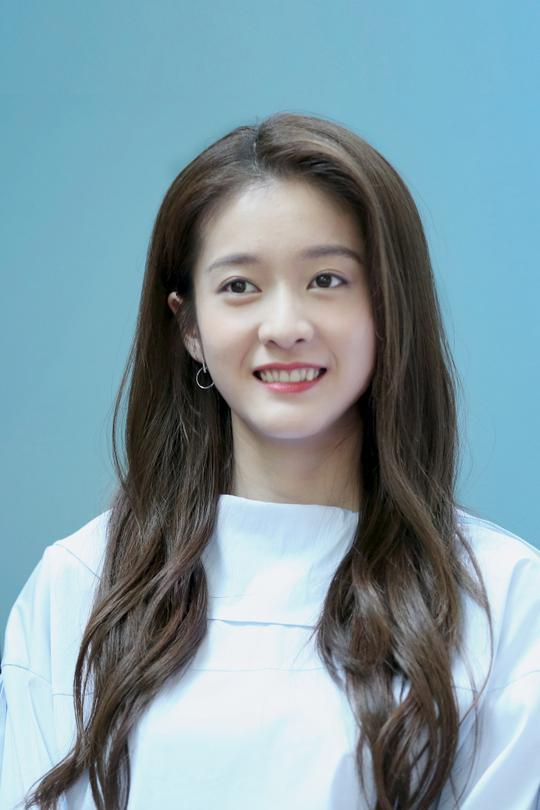 张雪迎拍摄《泡沫之夏》媒体探班照，肤白貌美笑容甜美大秀美腿！