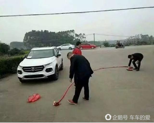 一年轻小伙子终于自己赚钱买车 想放鞭炮庆祝 不料把新车给炸了