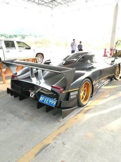 尴尬！价值4000万的帕加尼zonda R疑因没油在街头只能让人推着走