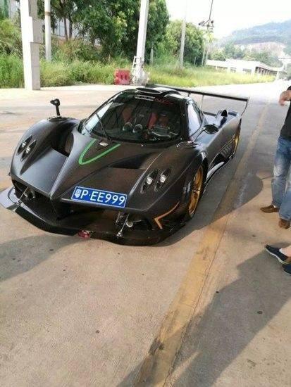 尴尬！价值4000万的帕加尼zonda R疑因没油在街头只能让人推着走