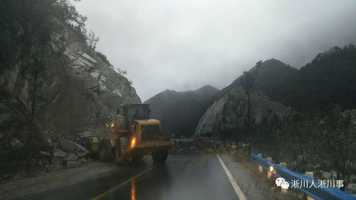 南阳市淅川县多路段发生山体滑坡、道路塌方严重, 道路已经封闭