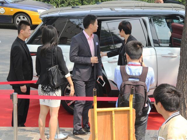 没想到京东掌门也具煤老板属性, 座驾不选奔驰宝马偏爱这辆车