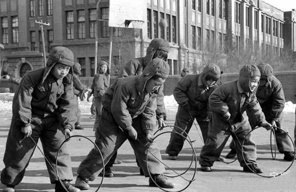 60年代充满时代回忆的河南人童年游戏老照片，现在很少见了