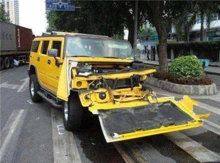 百万的豪车悍马跟大货车相撞，看到这一幕后，网友：还是货车牛！