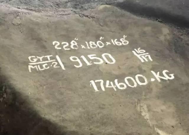 缅甸帕敢辖区，个体挖玉人淘到7吨翡翠原石，引数千人围观