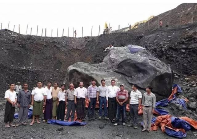 缅甸帕敢辖区，个体挖玉人淘到7吨翡翠原石，引数千人围观