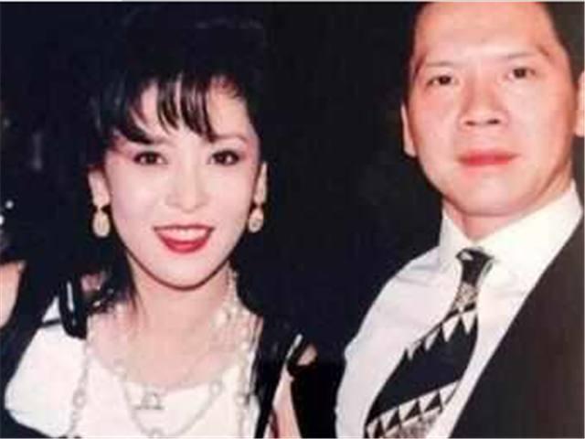 她和李小龙传绯闻，但嫁了向华强，离婚后开豪车，今70岁成这样！