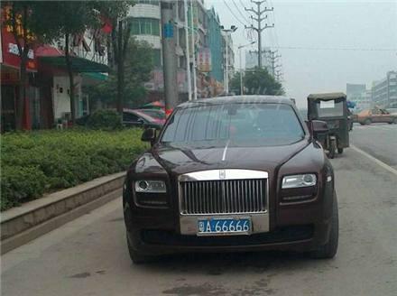 深圳第一车牌，挂在500万的豪车上，一番搜寻后，三轮车上也有！
