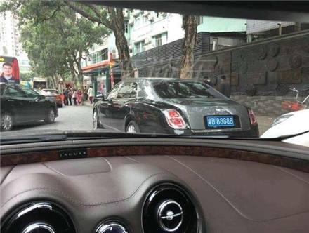 深圳第一车牌，挂在500万的豪车上，一番搜寻后，三轮车上也有！