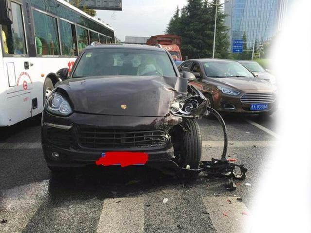 百万保时捷撞最美国产车 保时捷车主擦了下眼镜不敢相信结果