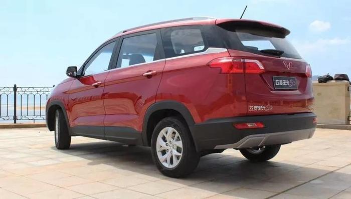 五菱首款SUV，轴距2.8米大七座，低配无气囊，卖五万有戏吗？