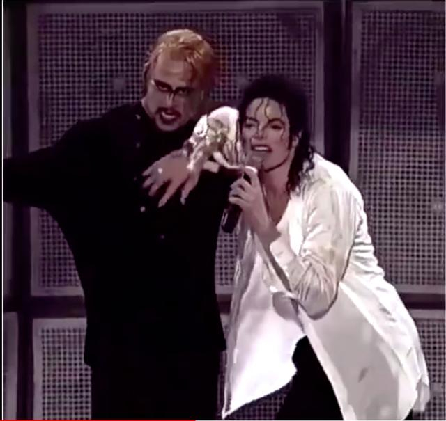 杰克逊演唱会现场惊现金毛狮王，徐锦江已回应此事！