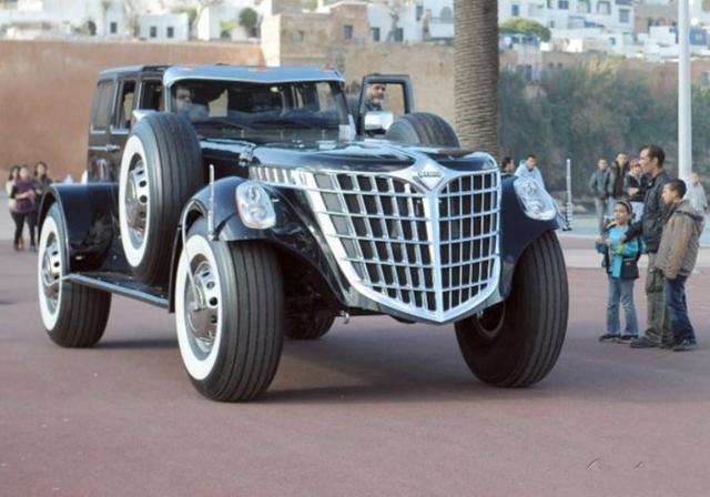 卡塔尔国王，花上亿打造老爷车，气势悍马都得服，轮胎比人还高！