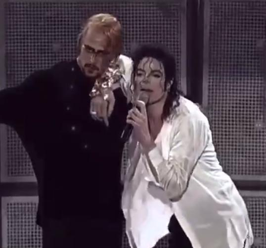 杰克逊演唱会现场惊现金毛狮王，徐锦江已回应此事！