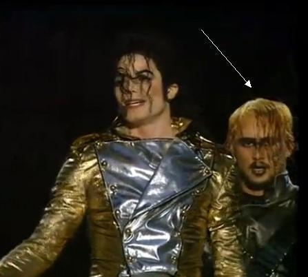 杰克逊演唱会现场惊现金毛狮王，徐锦江已回应此事！