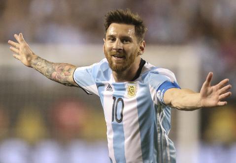 阿根廷进入世界杯赛后大合影流出，梅西的站位令人称赞不已