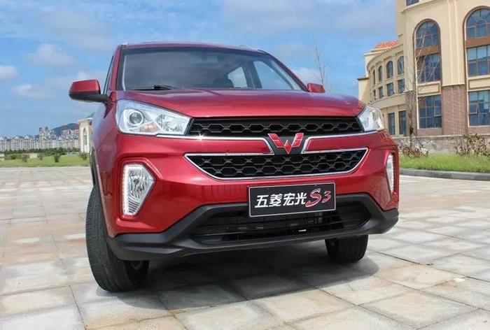 五菱首款SUV，轴距2.8米大七座，低配无气囊，卖五万有戏吗？