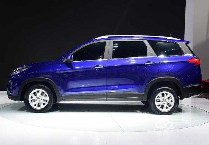 五菱首款SUV，轴距2.8米大七座，低配无气囊，卖五万有戏吗？