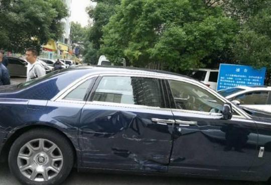 大众出租车撞上劳斯莱斯古斯特，车损高达……