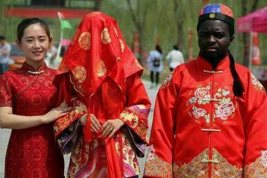 非洲富家公子迎娶中国姑娘 说婚车是劳斯莱斯 看到车却呆了