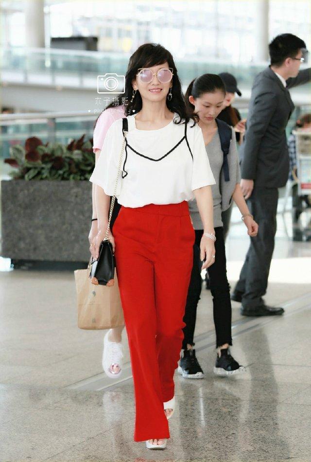 63岁赵雅芝现身，大红色喇叭裤嗨翻机场，网友：比20岁小姑娘还嫩
