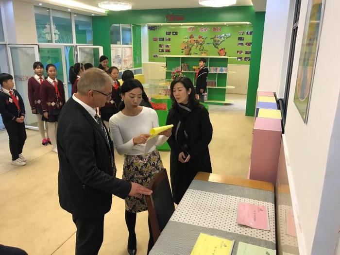 美国教育家亚历山大•里士满莅临人和路小学交流国际文化艺术