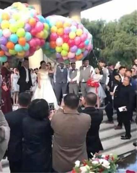 黑龙江一土豪结婚，现场100辆豪车迎亲，还有64岁的曾志伟出席！