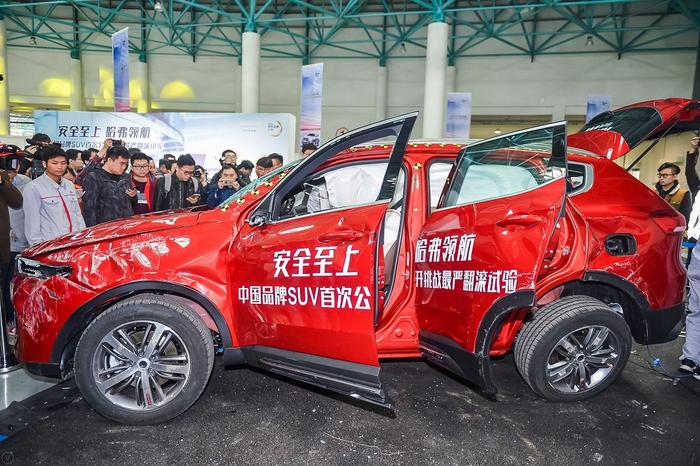中国最多人买的SUV，没有之一！被撞翻滚3圈半会怎样？