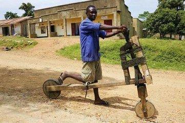 实拍：非洲穷人零成本制作木头自行车，既实用又时尚